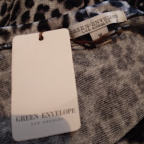 Brushed Soft Knit Assem Hem Animal Print Top - Picture 4 of 4